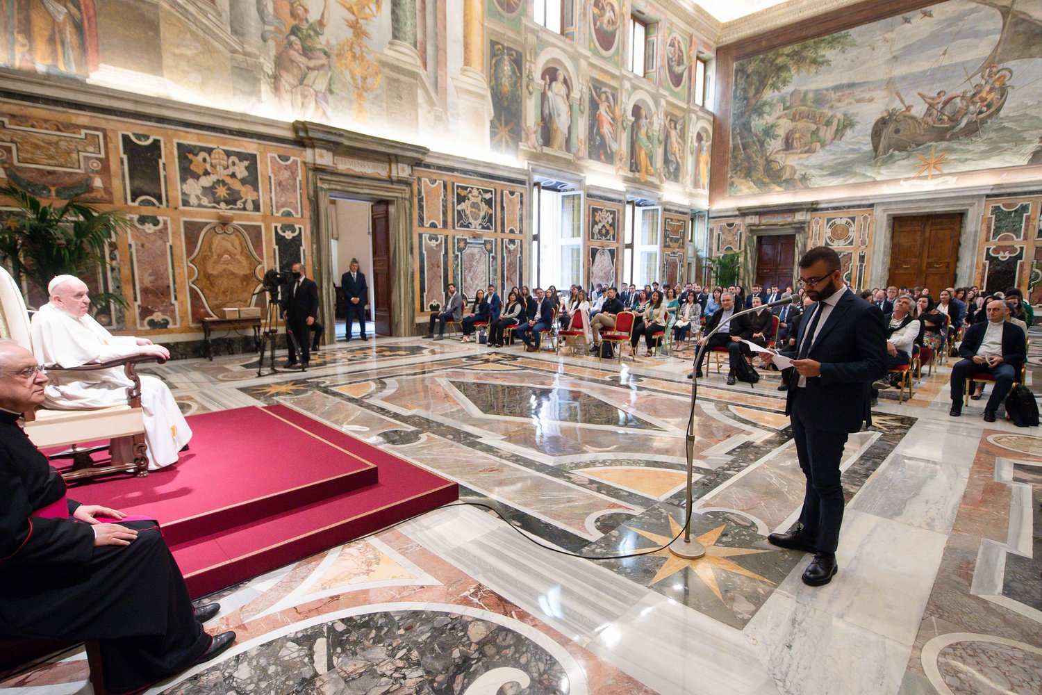 El papa Francisco participa en una audiencia con representantes de “Progetto Policoro”, una iniciativa de empleo de la conferencia de obispos italianos, en el Vaticano el 5 de junio de 2021. La iniciativa ayuda a los jóvenes, principalmente en el sur de Italia, a encontrar trabajo.